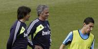 Próximo a meia argentino Ángel di María, José Mourinho observa treinamento nesta terça-feira  Foto: EFE