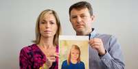 <p>Os pais de Madeleine, Kate e Gerry McCann, mostram foto de como a menina seria aos 9 anos</p>  Foto: AFP