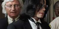Thomas Mesereau chega a tribunal de Los Angeles ao lado do rei do pop, em julgamento em 2005  Foto: Getty Images 
