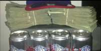 Supostos criminosos exibiram ainda cédulas de dinheiro e cervejas compradas com dinheiro dos saques  Foto: BBC News Brasil