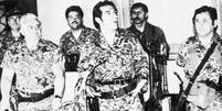 Foto de 23 de março de 1982 mostra momento em que o general Ríon Montt (centro) fala à imprensa na Cidade da Guatemala e anuncia a formação de uma junta após o golpe que derrubou o general Fernando Romeo Lucas García  Foto: AP