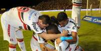 <p>Sandro Manoel é abraçado pelos companheiros após fazer o gol</p>  Foto: Antonio Carneiro Costa / Gazeta Esportiva