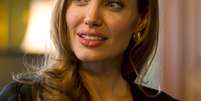 A atriz Angelina Jolie passou por dupla mastectomia e fez a reconstrução das mamas. O procedimento começou em fevereiro e terminou no fim do último mês, segundo ela  Foto: Getty Images 