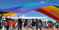 Com a tradicional bandeira do arco-íris, manifestantes pedem saída de Feliciano da Comissão de Direitos Humanos da Câmara  Foto: Antonio Cruz / Agência Brasil