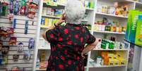 Mulher procura medicamentos em farmácia de Caracas na última sexta-feira  Foto: EFE
