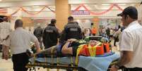 Mulher ferida é levada para centro improvisado na cidade de Granbury  Foto: AP