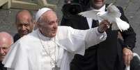 <p>O Papa solta uma pomba na audiência semanal na Praça São Pedro</p>  Foto: AP