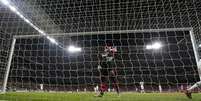 <p>Diego López observa o gol depois da cabeçada de Miranda</p>  Foto: Reuters