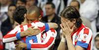 Miranda é felicitado e Filipe Luís se emociona com o gol do zagueiro, que rendeu ao Atlético de Madrid a vitória sobre o Real Madrid e o título da Copa do Rei  Foto: EFE