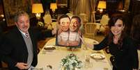 Em jantar, presidente argentina presenteou Lula com uma caricatura em que ele aparece abraçado a seu marido, Néstor Kirchner, morto em 2010  Foto: Ricardo Stuckert/Instituto Lula / Divulgação