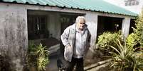 <p>Presidente do Uruguai, José Mujica, na chácara onde mora, perto de Montevidéu, ao lado da famosa cadela de três patas chamada Manuela</p>  Foto: EFE