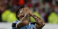 <p>Vargas lamenta erro em lance decisivo do jogo contra o Santa Fe</p>  Foto: AP