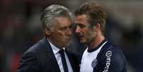 <p>Carlo Ancelotti ao lado de David Beckham, no PSG</p>  Foto: Reuters