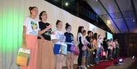 <p>No final do desfile, todos os modelos usaram camisetas com a logomarca da JMJ, algumas com a inscrição Papa Francisco: o Brasil te recebe de braços abertos</p>  Foto: Talita Zaparolli / Especial para Terra