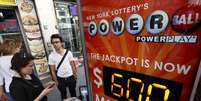 Americanos compram bilhetes da loteria Powerball em Nova York  Foto: Reuters