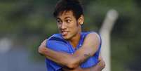 Neymar se contorce durante treino em semana quente nas negociações por seu futuro  Foto: Ricardo Saibun / Divulgação