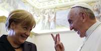 Merkel e Francisco trocaram figurinhas durante a visita da chanceler ao Vaticano  Foto: AP
