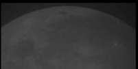 <p>Nasa capturou o exato instante em que rocha colidiu com a superfície lunar, causando um flash de luz visível a olho nu</p>  Foto: Nasa / Reprodução