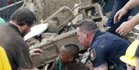 20 de maio - Menino é resgatado dos escombros da escola primária Plaza Towers em Moore, no Estado do Oklahoma  Foto: AP