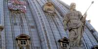 "Parem o massacre. O show político de horror continua", estava escrito em uma grande faixa branca suspensa sobre a cúpula da Basílica  Foto: AFP