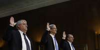 O CFO da Apple, Peter Oppenheimer, o CEO Tim Cook e o chefe de ioperações de impostos Philip Bullock fazem juramento antes de depôr no Senado dos EUA  Foto: Reuters