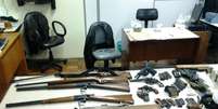No arsenal encontrado no gabinete do policial militar estavam quatro carabinas e um fuzil  Foto: Brigada Militar / Divulgação