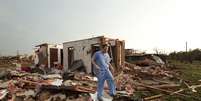 Nathan Ulepich observa os destroços de sua casa em Moore  Foto: AFP