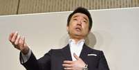 O prefeito de Osaka, Toru Hashimoto, fala com jornalistas no dia 16 de maio  Foto: AP