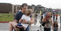 Professores carregam crianças para longe do colégio primário Briarwood, depois que um tornado destruiu a escola, no sul de Oklahoma  Foto: The Oklahoman/Paul Hellstern / AP