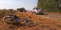 <p>Ciclista morreu, na manhã desta terça-feira,após acidente envolvendo caminhão na rodovia Antônio Maritan, em Nova Aliança</p>  Foto: Eduardo Diogo / vc repórter