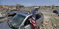 Dois dias após passagem do tornado, Oklahoma se encontra sobre escombros e trabalha na reconstrução  Foto: AP