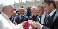 <p>Francesco Totti entrega camisa da Roma ao Papa Francisco</p>  Foto: EFE