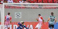 Gol contra de Luiz Eduardo marcou a inauguração da Arena Pernambuco  Foto: W. Correia Neto / Futura Press