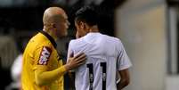 Neymar conversa com o árbitro paraense Dewson da Silva; atacante pode ter feito seu último jogo na Vila Belmiro  Foto: Ivan Storti / Agência Lance