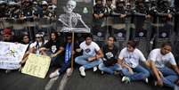 Estudantes e professores protestam em frente à polícia em Caracas  Foto: AFP