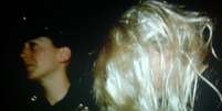 Em fotos postadas no Twitter, atriz é levada pela polícia vestindo uma peruca loira  Foto: Reprodução