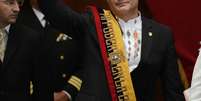 Correa acena durante cerimônia de posse para o seu segundo mandato, em Quito  Foto: AFP