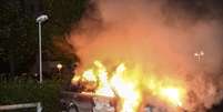 Foto do dia 21 de maio mostra carro em chamas após distúrbios em Kista, no subúrbio de Estocolmo  Foto: AP