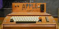 <p>Apple I foi o primeiro computador fabricado pela empresa americana, na garagem da casa de Steve Jobs</p>  Foto: Reproducción 