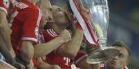 Robben beija a taça depois de decidir a partida para o Bayern de Munique  Foto: Reuters