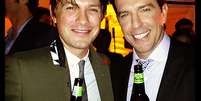 <p>Taylor Hanson and Ed Helms brindaram com a cerveja</p>  Foto: Reprodução/Instagram