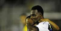 Carlos Tenório comemora depois de fazer o gol da vitória do Vasco sobre a Portuguesa  Foto: Fábio Castro/Agif / Gazeta Press