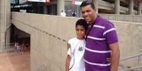 Marcos Martins levou o filho João Marcos para ver a despedida de Neymar  Foto: Gustavo Gantois / Terra