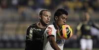 <p>Paulinho disputa bola com Marcelo Mattos em partida entre Corinthians e Botafogo</p>  Foto: Reginaldo Castro / Lancepress!