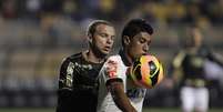 Paulinho disputa bola com Marcelo Mattos em partida entre Corinthians e Botafogo, neste sábado, pelo Campeonato Brasileiro. Gol do volante corintiano, no qual a bola desviou em Mattos, salvou a equipe da casa da derrota  Foto: Reginaldo Castro / Lancepress!