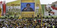 Multidão acompanha por telão discurso de Nasrallah em Mashghara, no Líbano, no sábado  Foto: AP