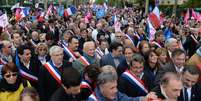 Com faixas, políticos franceses se uniram à multidão em protesto pelas ruas de Paris  Foto: AFP