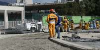 <p>Operários trabalham nos arredores do Maracanã; Prefeitura deu segunda-feira como prazo para entregar entorno</p>  Foto: Ricardo Matsukawa / Terra