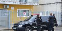 <p>Policiais em frente ao consultório na manhã seguinte ao crime</p>  Foto: Lucas Laz / Futura Press