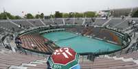 <p>Torcedor se protege da chuva na Quadra 1 de Roland Garros</p>  Foto: AP